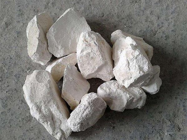 為什么要在魚(yú)塘里撒生石灰？